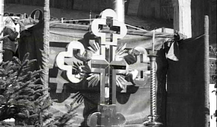 Ανύψωση του σταυρού του τρούλου με το ρωσικό τυπικό